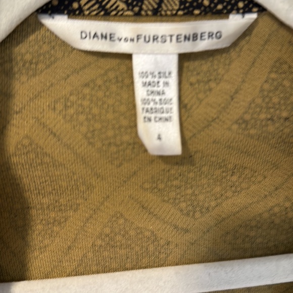Diane Von Furstenberg wrap silk top size 4 - Picture 2 of 3